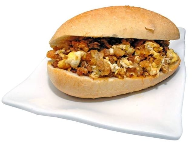 Pan Con Salchicha Y Huevo.